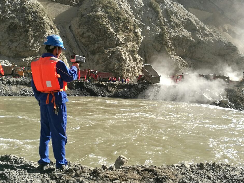 手持式電波雷達流速儀防汛抗現場照片 手持式電波雷達流速儀防汛抗現場照片